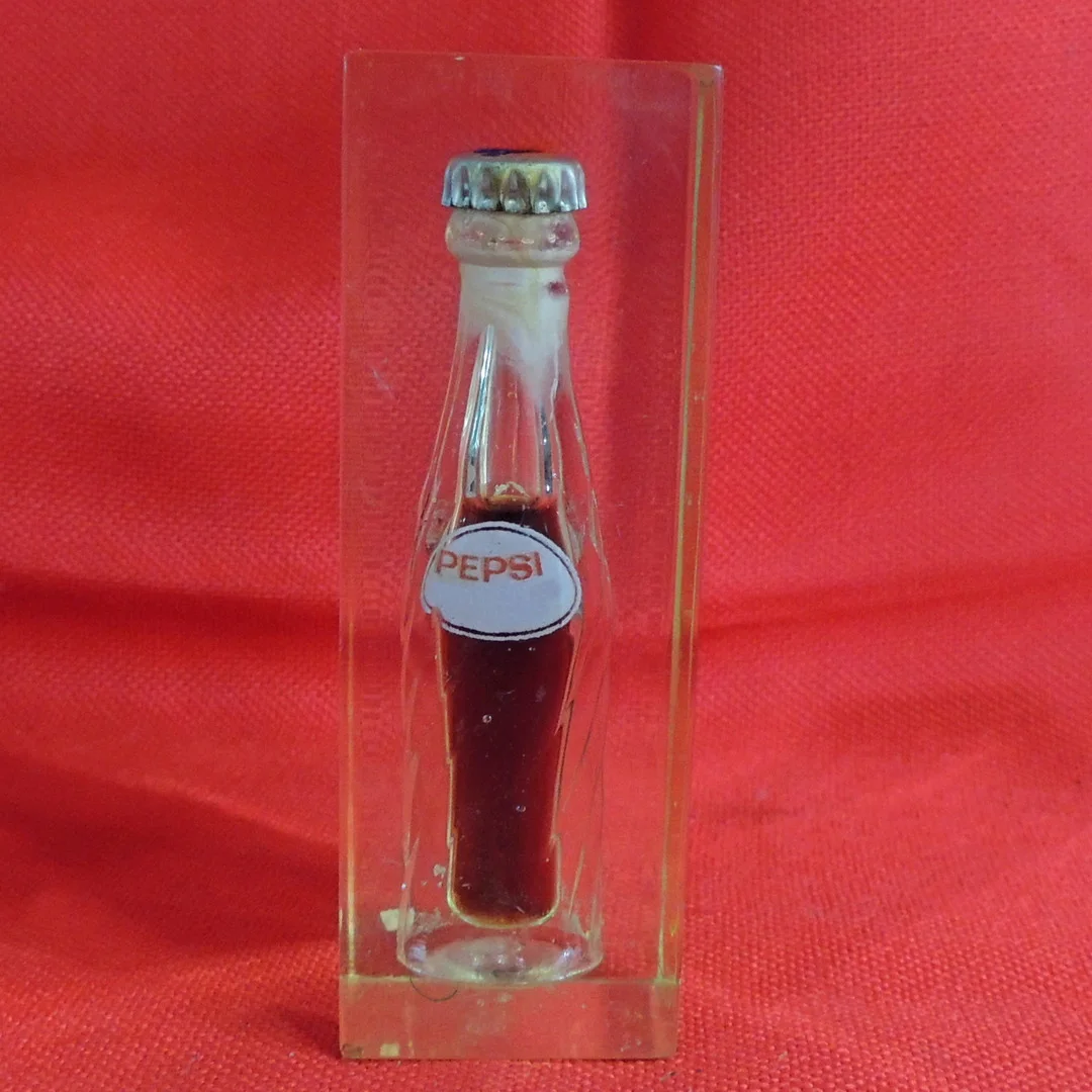 Botellita miniatura Pepsi en bloque de resina