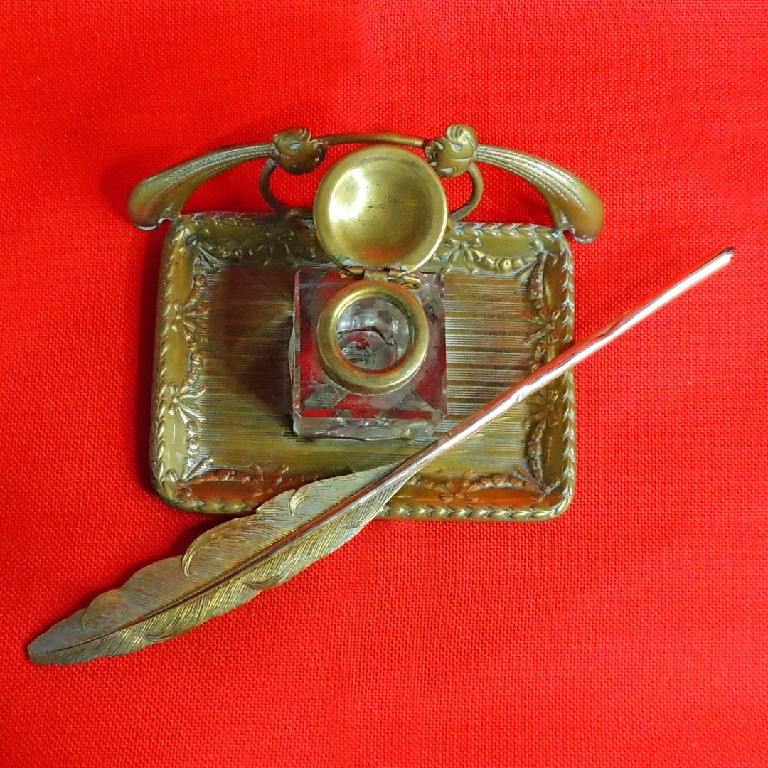 Tintero de escritorio con pluma